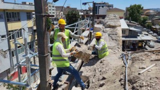 Restorasyon kapsamında Ulu Camide taşlar sökülüyor