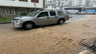 Rizede sağanak yağış hayatı olumsuz etkiliyor