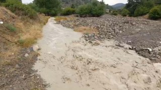 Sağanak dereleri taşırdı