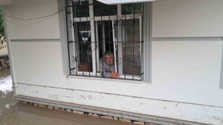Sağanak sonrası evlerinde mahsur kalan aile 1 saat sonra kurtarıldı