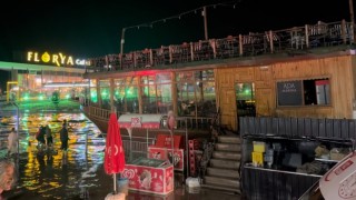 Sağanak yağış tekneden dönüştürülen kafeyi sürükledi
