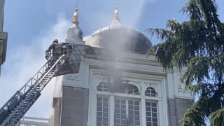 Sağlık Bilimleri Üniversitesinde tadilat çalışmaları esnasında yangın meydana geldi. İtfaiye ekiplerinin yangına müdahalesi sürüyor.