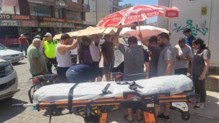 Sağlık ekiplerini beklerken yaralıyı güneşten korumak için seferber oldular