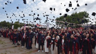 Sağlık Hizmetleri MYOda 864 öğrencinin mezuniyet heyecanı
