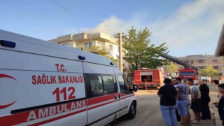 Sağlık personeli yangını izleyenleri “Dumandan kaçın, zehirleneceksiniz” anonsuyla dağıttı