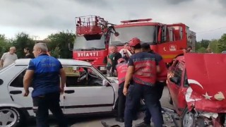 Sakaryada iki Tofaş kafa kafaya çarpıştı: 3 yaralı