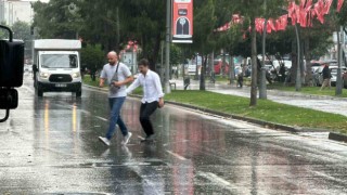 Sakaryada yağmura hazırlıksız yakalananlar ıslanmaktan kaçamadı