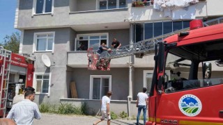 Sakaryada yangın: Ayakları kırık olduğu için evden çıkamadı, dumandan etkilenen şahsı ekipler kurtardı