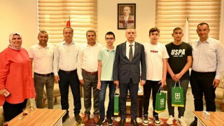 Şampiyon Öğrencilerden Başkan’a Ziyaret