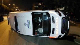 Samsunda otomobil ile ambulans çarpıştı: 3 yaralı