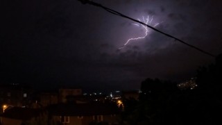 Samsunda şimşekler geceyi aydınlattı