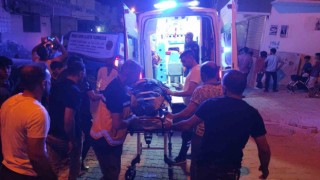 Şanlıurfada freni boşalan araç iş yeri önündeki kaldırıma çarptı: 2 yaralı