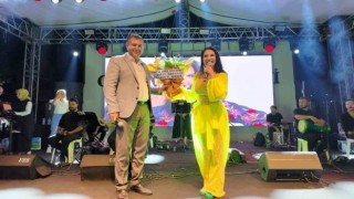 Şarkıcı Ayşe Dinçer, Gediz Tarhana Festivalinde sahne aldı