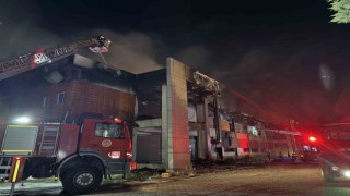 Şehirdeki tüm itfaiye ekiplerinin seferber olduğu fabrika yangını kontrol altında