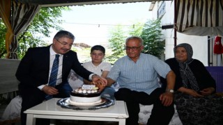 Şehit Babasına Vali Yılmaz'dan Doğum Günü Sürprizi