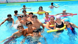Şehzadeler Belediyesinin yüzme kurslarına yoğun ilgi