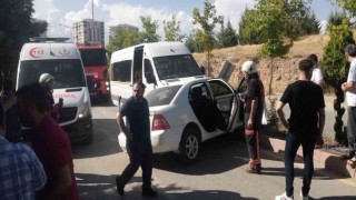 Servis aracı ile otomobil çarpıştı: 5 yaralı