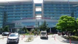 Servis aracının çarptığı yaya yaralandı