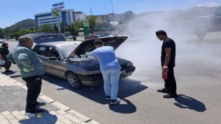 Seyir halindeki araçta çıkan yangın paniğe neden oldu