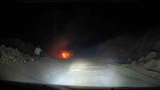 Seyir halindeki otomobil alev alev yandı