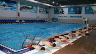 Sıcaktan bunalan çocuklar belediye havuzlarında serinliyor