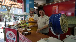 Sıcaktan bunalan esnaf türkü söyleyerek serinlemeye çalışıyor