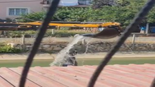 Sıcaktan bunalan vatandaşın imdadına kepçe operatörü yetişti