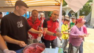 Sıcaktan bunalanlar kar helvası ve bal şerbetiyle serinledi
