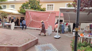 Şiddetli rüzgar nedeniyle pazardaki tente devirildi: 1 yaralı