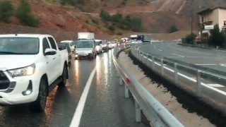 Şiddetli yağış sonrası Gümüşhane-Bayburt yolu kapandı