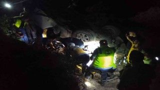 Siirtte pikap şarampole yuvarlandı: 3 yaralı