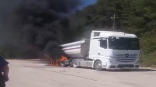 Sinopta hafriyat yüklü kamyon alev aldı