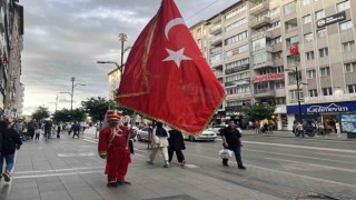 Sivas caddelerinde bir yeniçeri, Avrupaya böyle tepki gösterdi