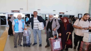 Sivasta hacılar çiçeklerle karşılandı