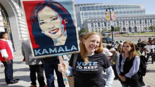 Son seçim anketine göre Kamala Harris az farkla Trumpın önünde