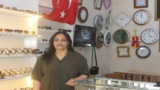 Şükran Usta, 15 yıldır saat tamirciliği yapıyor