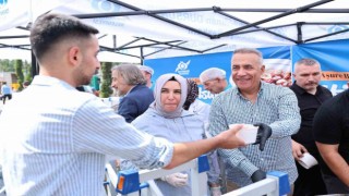 Sultangazi Belediye Başkanı Dursun vatandaşlara aşure dağıttı