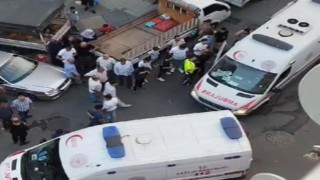 Sultangazide kavga anları kamerada: Bir yumrukla kafasını feci şekilde otomobile çarptı