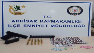 Şüphe üzerine durduruldu silah ve uyuşturucuyla yakalandı