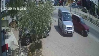 Sürücüsüz otomobil geri gitmeye başladı, bir vatandaş faciayı önledi