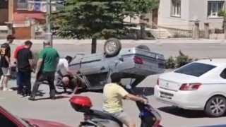 Takla atan otomobilin sürücüsünü araçtan vatandaşlar çıkardı