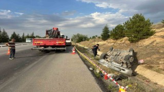 Takla atıp refüje devrilen otomobilde 2 kişi yaralandı