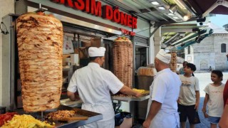 Taksimde döner ustası lavaşları dizdiği sırada tabureden düştü: O anlar kamerada