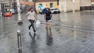 Taksimde yağmur etkili oldu: Bir vatandaş yağmurdan kartonla korundu