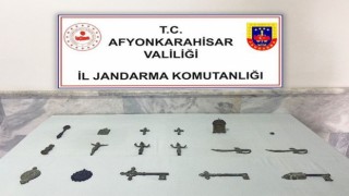 Taş toplarken bulduğu tarihi eserleri jandarmaya teslim etti