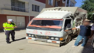 Tehlikeli manevra yapan kamyonet trafikten men edildi