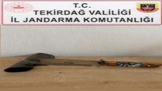 Tekirdağda kasatura bıçağı ve silah ele geçirildi