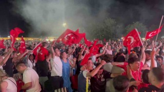 Tekirdağda milli maç coşkusu: Binlerce vatandaş sahile kurulan dev ekrandan maçı izledi