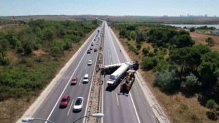 TEM Otoyolunda tanker devrildi, İstanbul istikametinde trafik tamamen durdu
