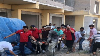 Temel kuyusunu düşen inşaat işçisinin kasığına demir saplandı